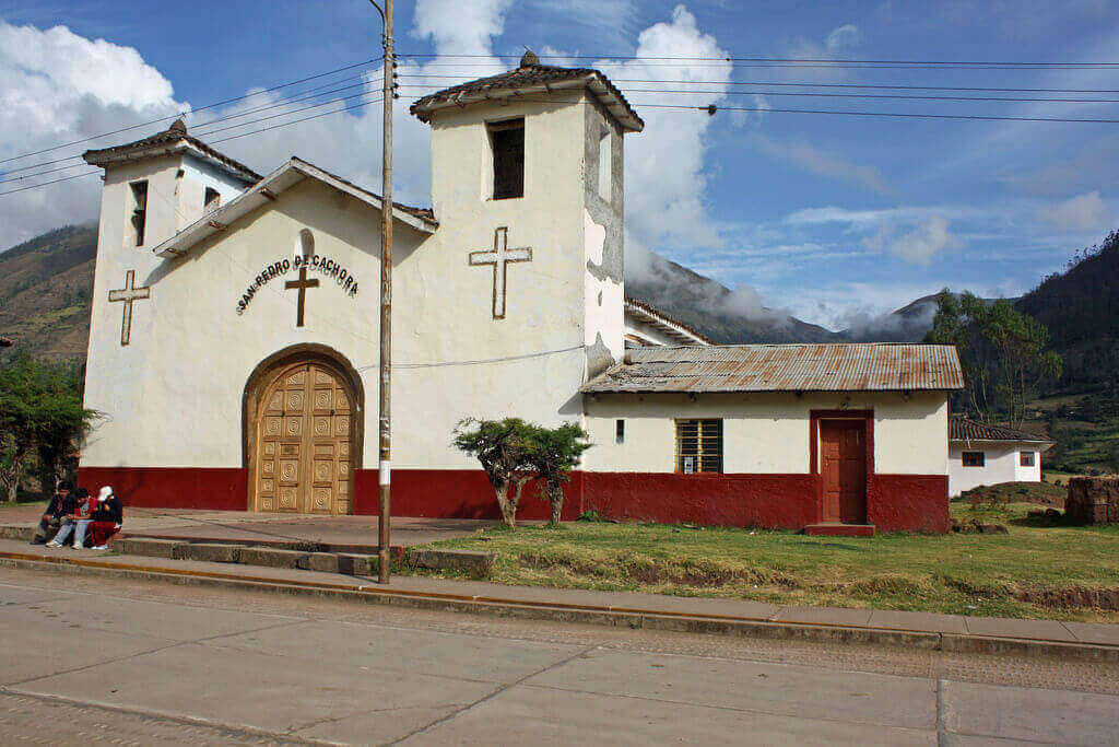 Day 1: Cusco (3350m) - San Pedro de Cachora (2850m) - Santa Rosa (2115m)
